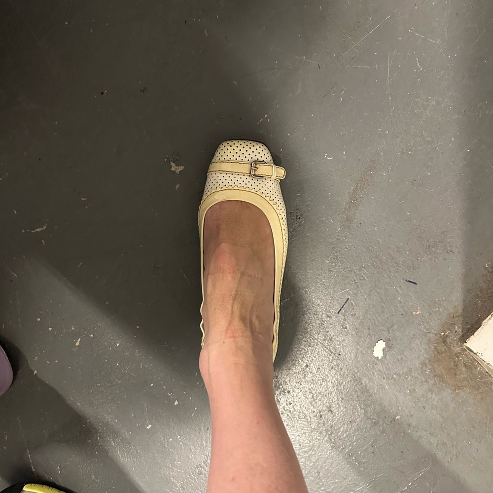 Authentic Fendi Ballerina Vernice Forata Cream Ballet Flats with Bow Accent - Picture 3 of 9